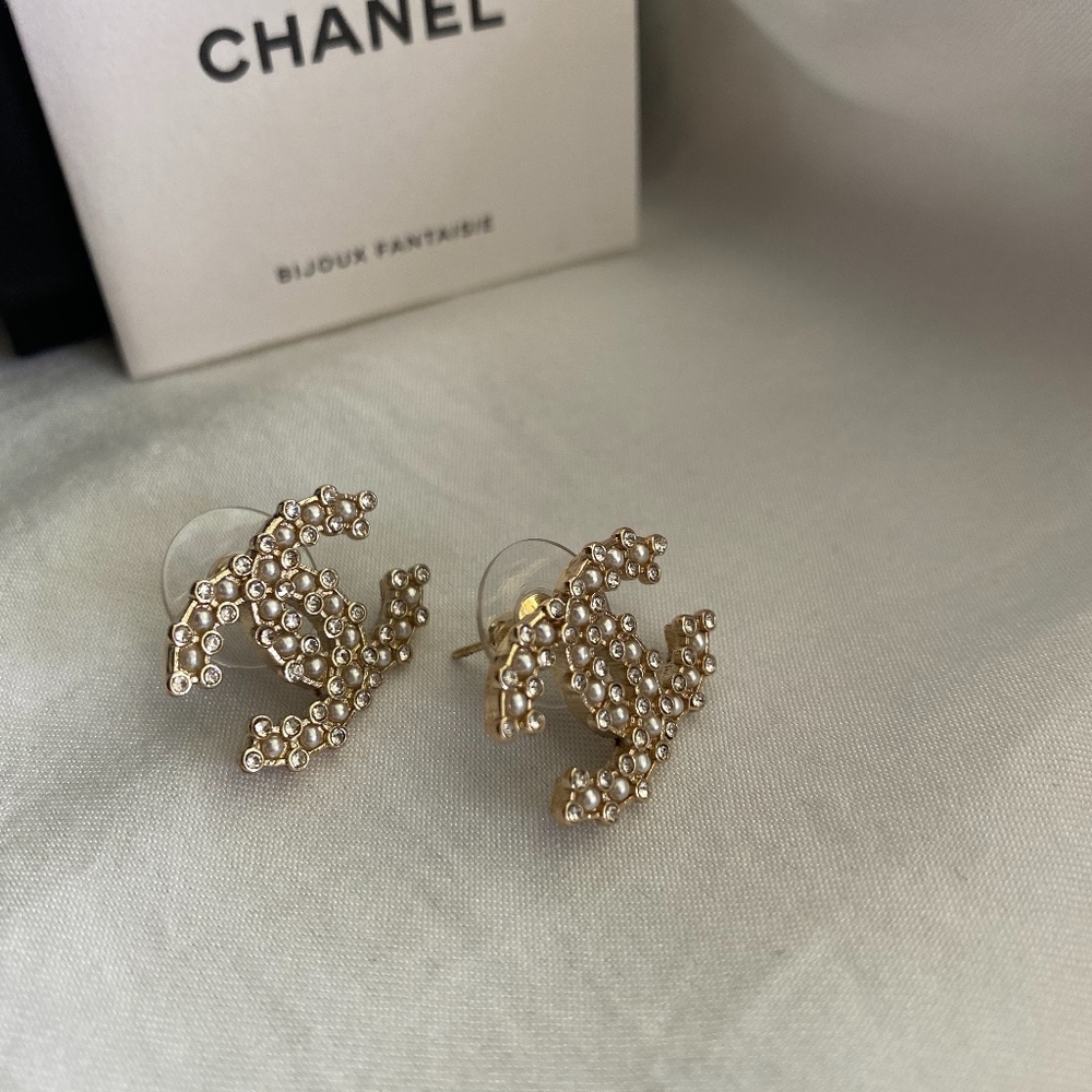 Gold tone Earrings Authentic CHANEL with box